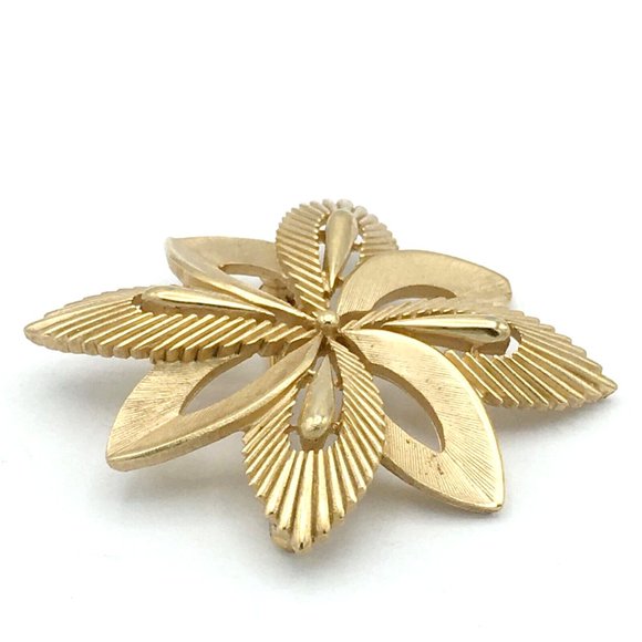 CROWN TRIFARI starburst flower brooch - vintage 1960s brushed gold-plate Mod pin - Picture 5 of 8